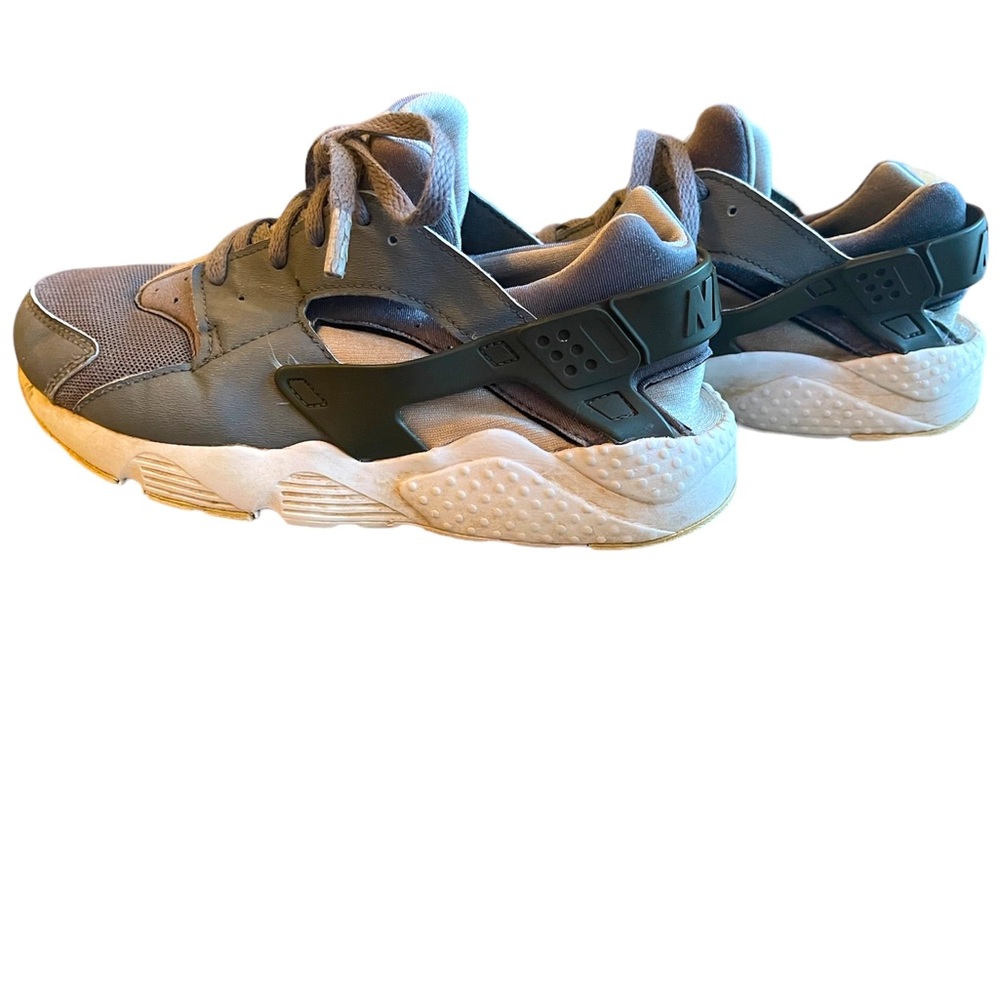 Nike Huarache boys sneaker size 3Y.